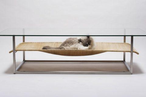 Кошкин дом или место для кошки в столе. Идея Koichi Futatsumata