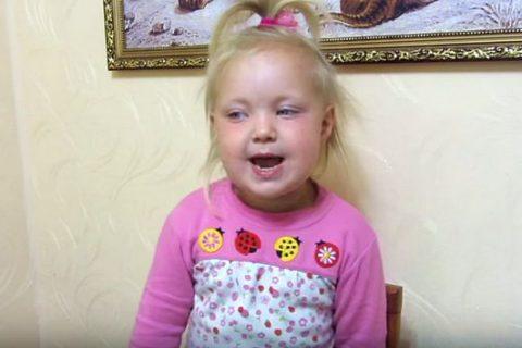 Говорю я бабушке ВЫЗОВИ ВРАЧА! Эмоциональный стишок от маленькой Вари