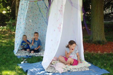 Отличный вариант скрыться от солнца и комаров. Делаем укрытие Хала хуп своими руками!