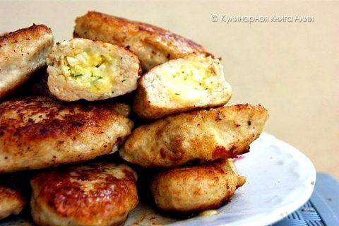 С виду обычные котлеты, а внутри секретик… Вкуснейшая начинка — попробуйте сами приготовить