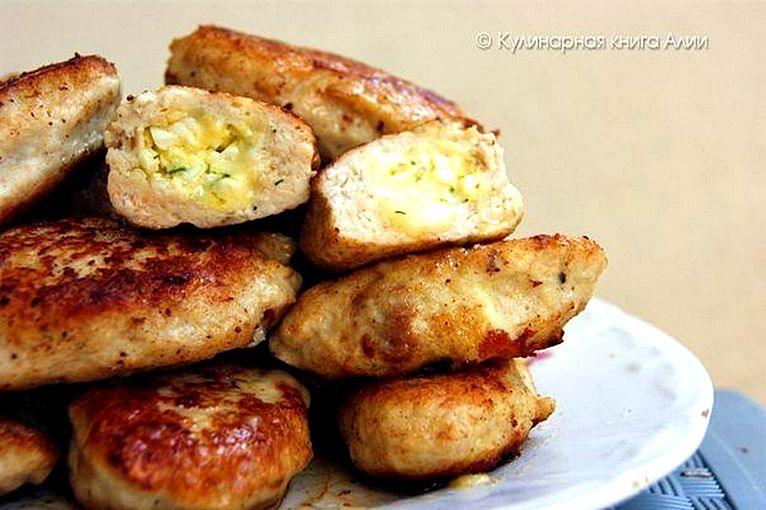 С виду обычные котлеты, а внутри секретик… Вкуснейшая начинка — попробуйте сами приготовить
