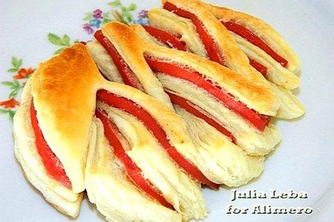 Слойки с колбаской, рецепт вкусняшечки на скорую руку