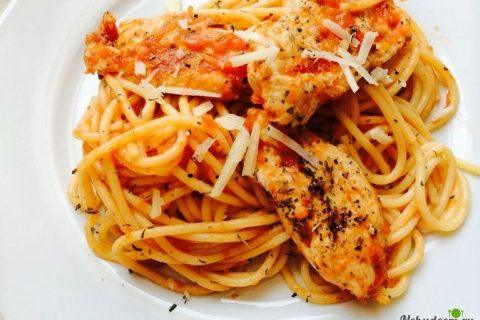 Аппетитная курица и спагетти в томатном соусе
