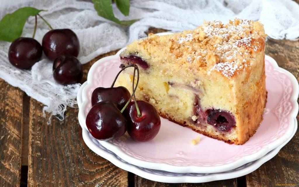 Аппетитный пирог улитка с вишней. Потрясающе вкусный.