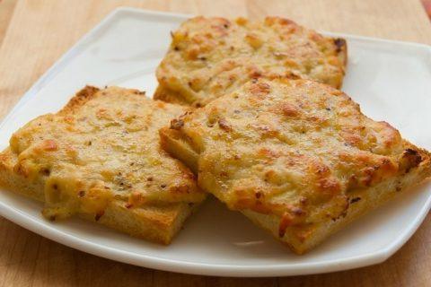СЫРНЫЕ ГРЕНКИ — отличное дополнение завтрака. Просто и вкусно!