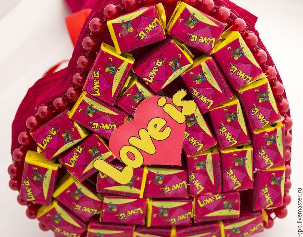 Самые сладкие БУКЕТЫ из жвачек LOVE IS. Берите идею на заметку