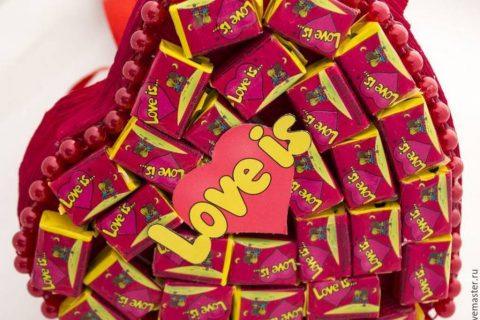 Самые сладкие БУКЕТЫ из жвачек LOVE IS. Берите идею на заметку