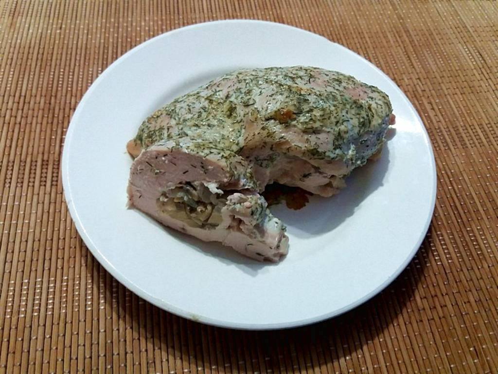 Фаршированная грибами курогрудка. Отличная идея к полезному ужину!