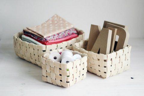 Плетем красивую удобную корзинку из деревянных палочек.
