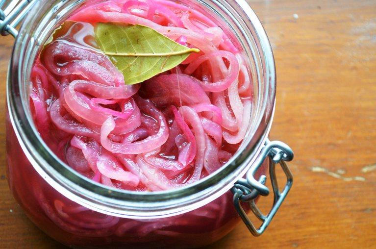 Маринованный КРАСНЫЙ ЛУК — идеальное дополнение к мясу и овощам!