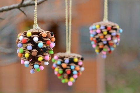 Мастерим елочную игрушку из шишек. Очень красиво и экономично!