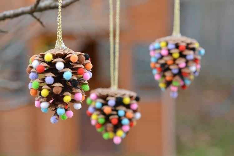 Мастерим елочную игрушку из шишек. Очень красиво и экономично!