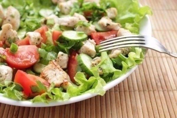 Свежий САЛАТ ИЗ КУРИЦЫ И ОВОЩЕЙ. Отличное сочетание продуктов!