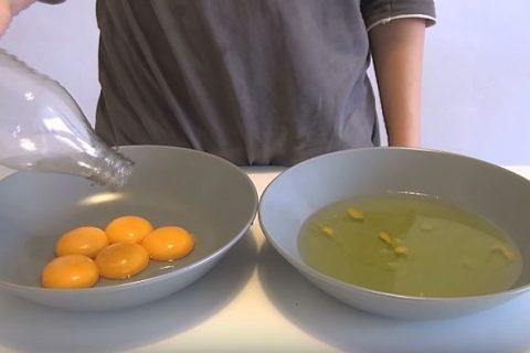 Как быстро и просто отделить яичный ЖЕЛТОК от БЕЛКА, 5 яиц за 20 секунд
