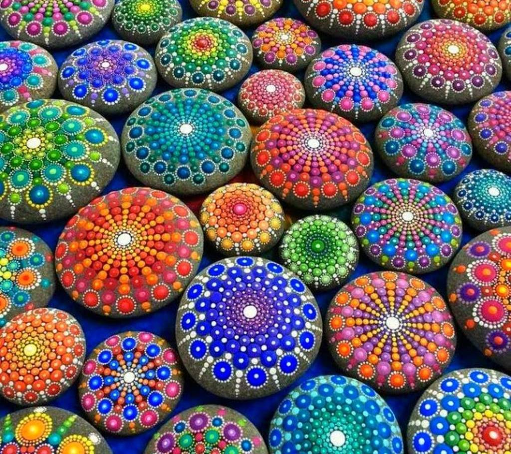 ЯРКАЯ, НЕВЕРОЯТНАЯ роспись гальки. На это можно смотреть вечно!
