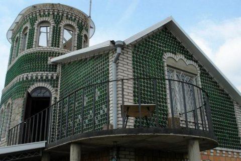 Житель Запорожья построил ДОМ из БУТЫЛОК, вы должны это увидеть
