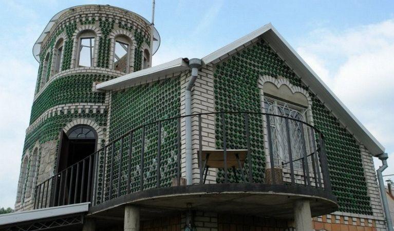 Житель Запорожья построил ДОМ из БУТЫЛОК, вы должны это увидеть