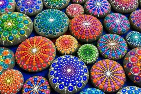 ЯРКАЯ, НЕВЕРОЯТНАЯ роспись гальки. На это можно смотреть вечно!