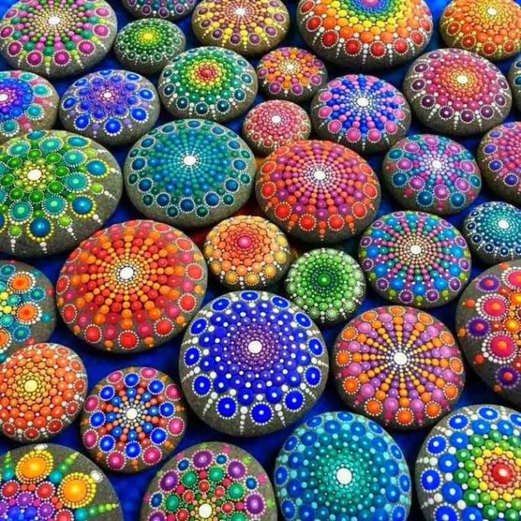 ЯРКАЯ, НЕВЕРОЯТНАЯ роспись гальки. На это можно смотреть вечно!