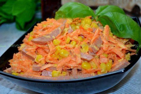 Необычный салат с копченой колбасой и морковью.