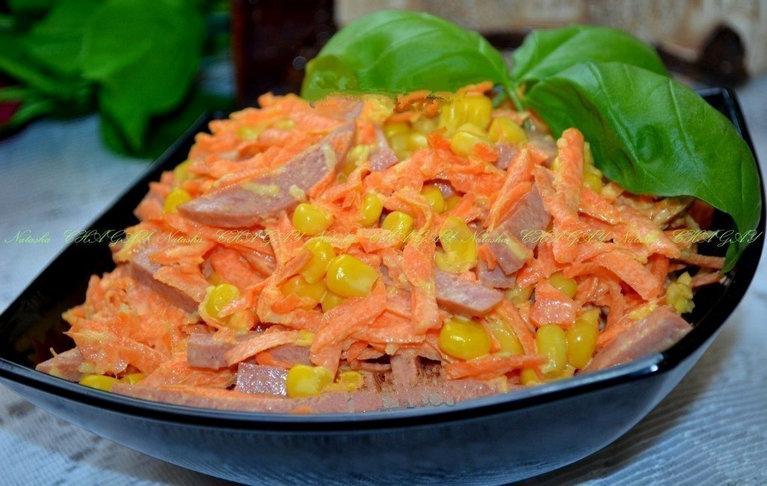 Необычный салат с копченой колбасой и морковью.