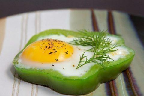 Быстрая глазунья в кольцах перца. Вот это мой идеальный завтрак