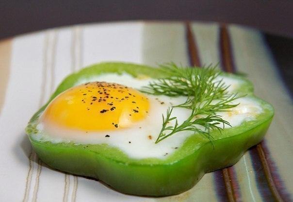 Быстрая глазунья в кольцах перца. Вот это мой идеальный завтрак