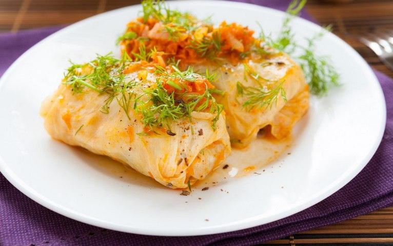 ГОЛУБЦЫ из савойской капусты с фаршем из семги.