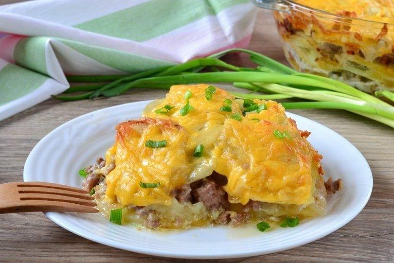 Картофельный гратен с мясом. Сохраните рецепт, чтобы не забыть приготовить.