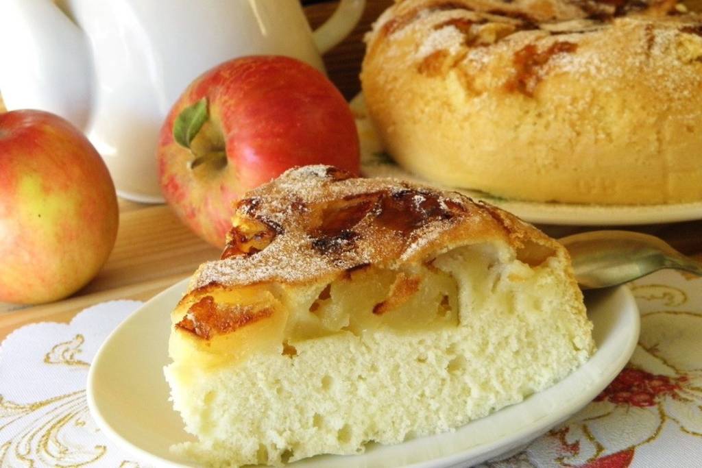 Шарлотка с яблоками в духовке: пошаговый рецепт с фото