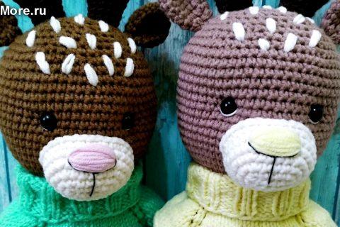 Амигуруми: схема Олешка в свитерке. Игрушки вязаные крючком — Free crochet patterns.