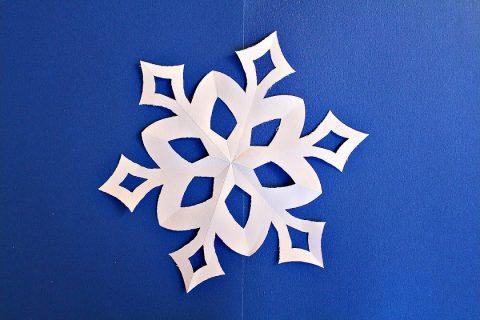 Как вырезать простую снежинку из бумаги. Новогодние поделки  Paper Snowflakes