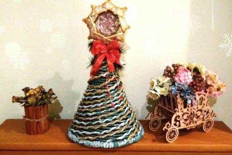 Новогодние поделки своими руками! Елка из газеты! New year’s crafts own hands! First newspaper tree!