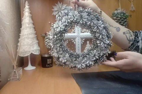 Новогодний венок из шишек/Christmas wreath of cones