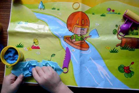 Открываем набор для лепки.