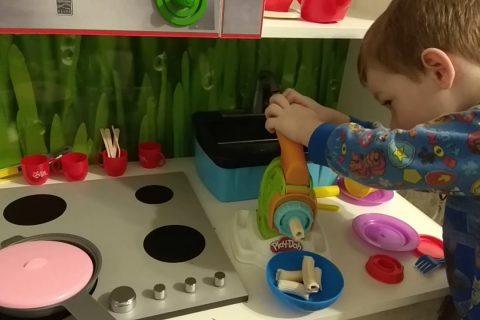 Play Doh машинка для лапши | Делаем макароны и спагетти из пластилина