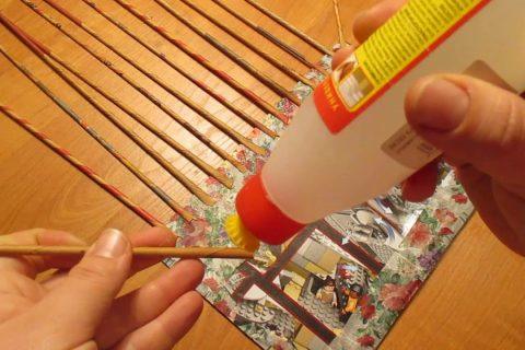 Плетение короба из газетных трубочек: урок 3. Вклеиваем стойки