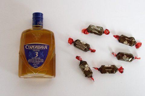 Взяли коньяк и конфеты и сделали подарок для мужчины. Подарки и поделки на Новый Год