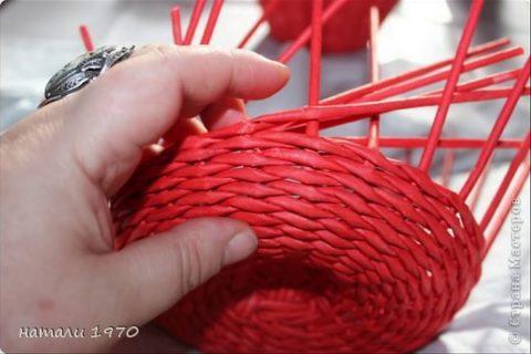 Плетение из газетных тубочек  Клубничка  Мастер класс