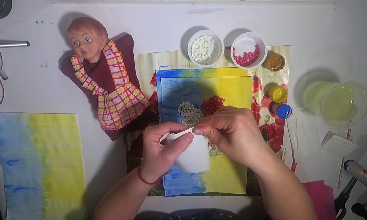 Работа детей с родителями- поделки из бросового материала (бумага)
