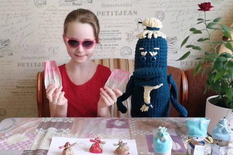 Поделки из конфетных фантиков своими руками Кактусик и Ульяна видео для детей
