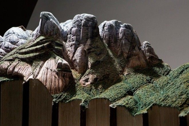 Старые книги он превратил в скульптуры достойные внимания каждого