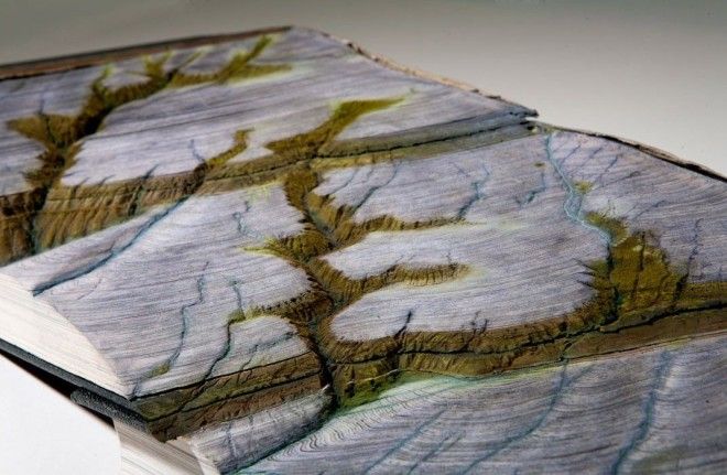 Старые книги он превратил в скульптуры достойные внимания каждого